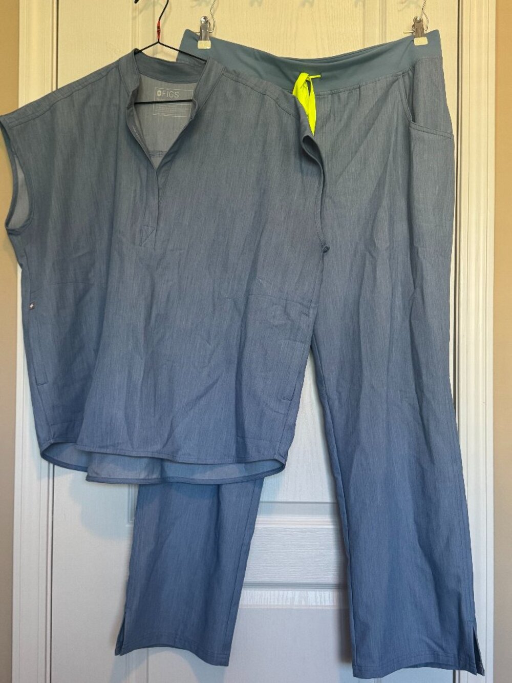 FIGS Tech. Collection Heather Blue Scrub Set Sleeveless Top L / Straight Leg XL